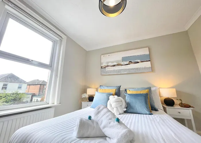 The Capstone Retreat - Beautiful Detached Family Home By Coastline Retreats, Arcade Machine, Parking, Bbq