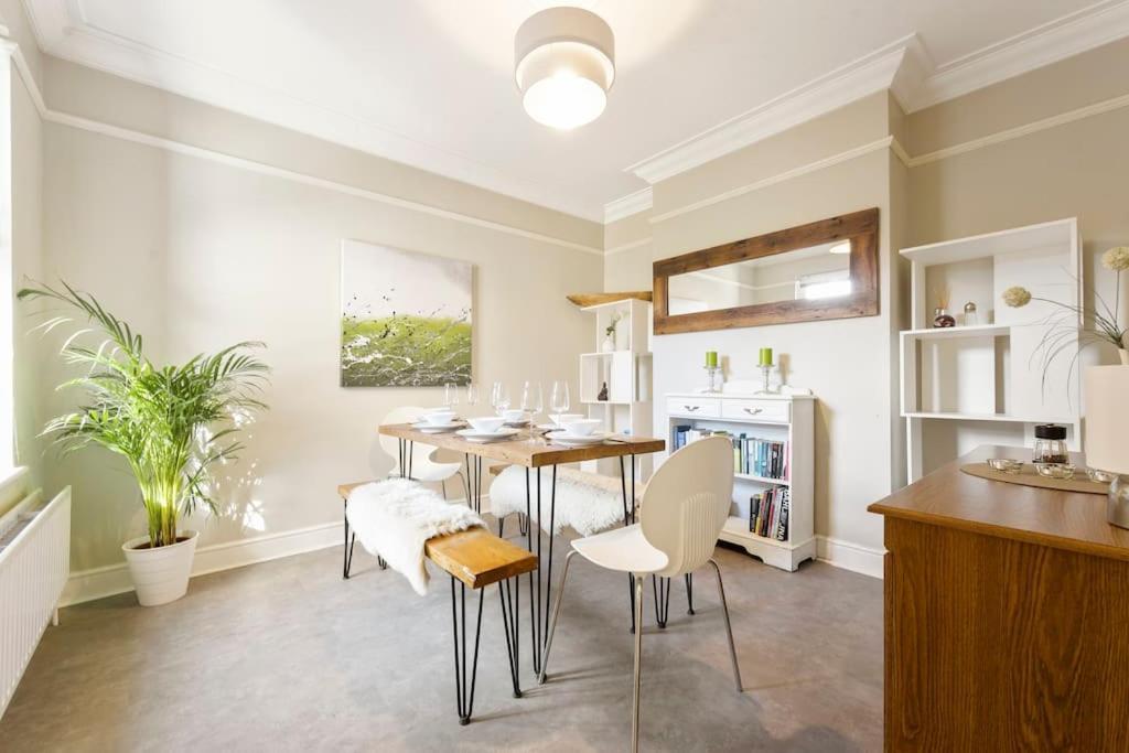 The Capstone Retreat - Beautiful Detached Family By Coastline Retreats, Arcade Machine, Parking, Bbq Борнмут