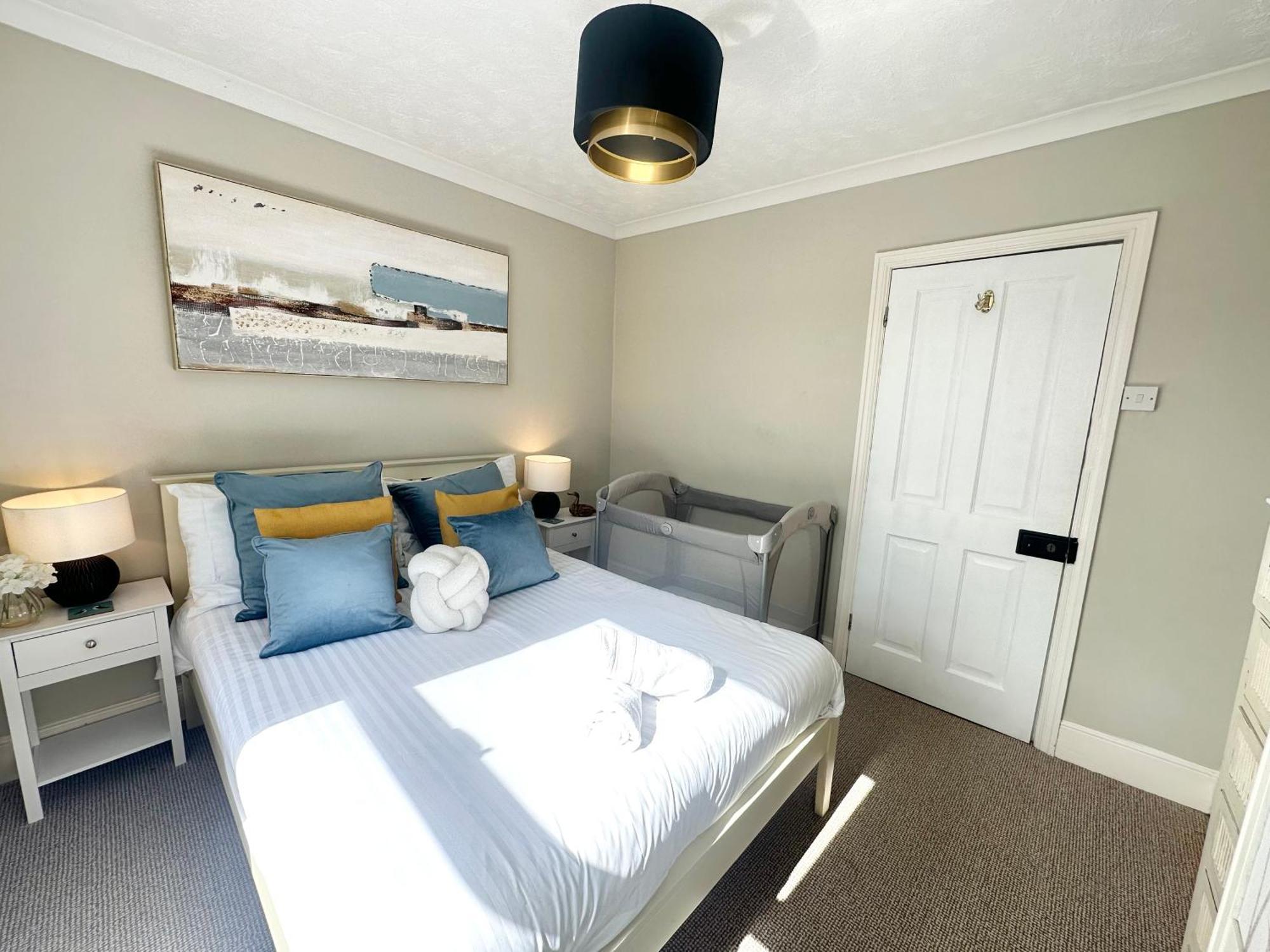The Capstone Retreat - Beautiful Detached Family By Coastline Retreats, Arcade Machine, Parking, Bbq Борнмут