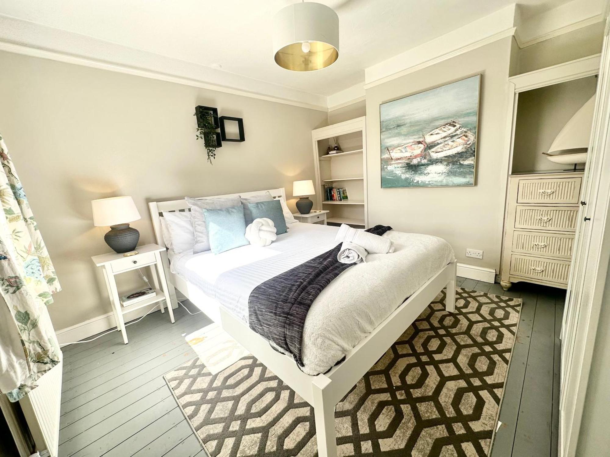 The Capstone Retreat - Beautiful Detached Family By Coastline Retreats, Arcade Machine, Parking, Bbq *