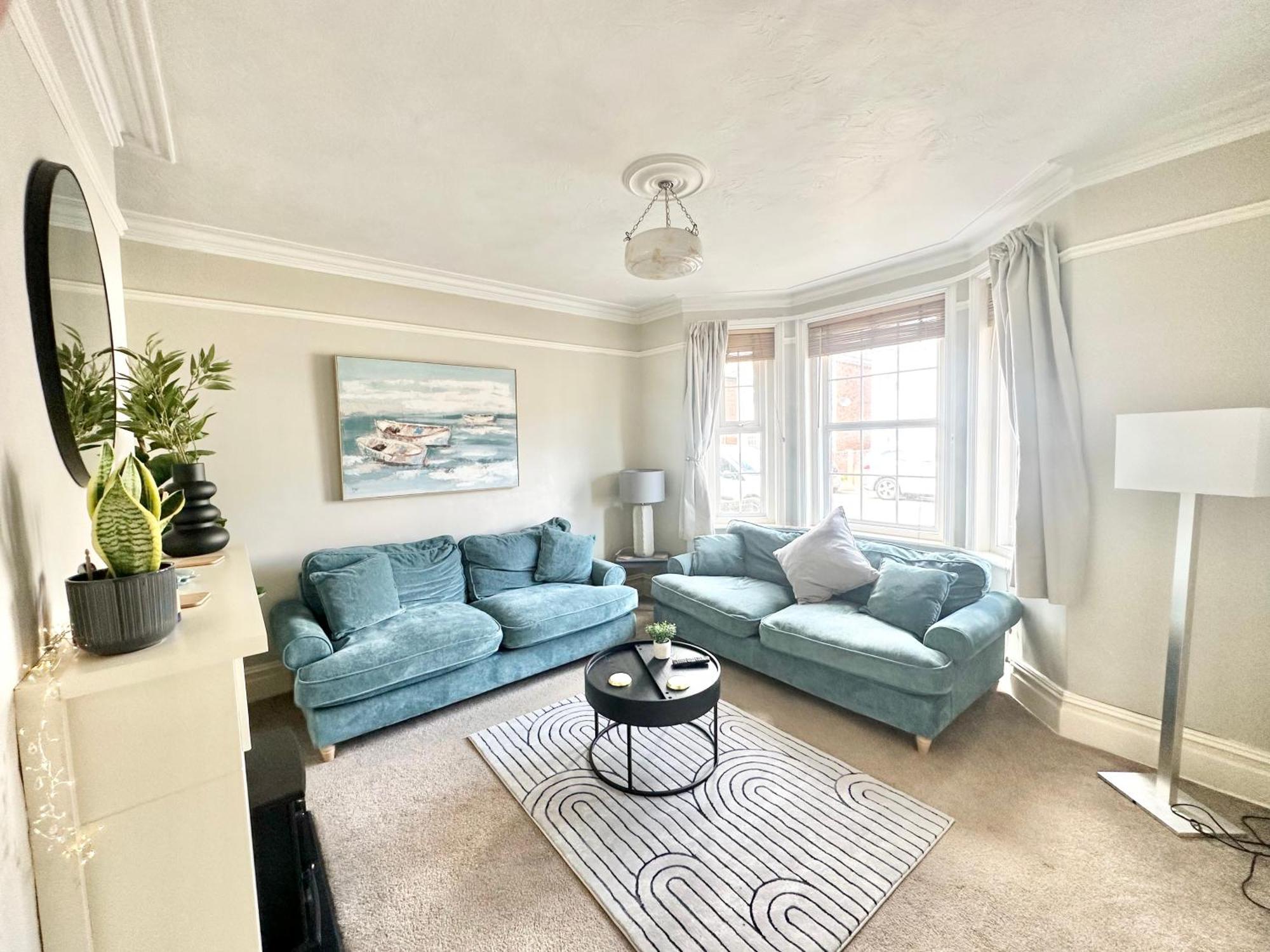 The Capstone Retreat - Beautiful Detached Family By Coastline Retreats, Arcade Machine, Parking, Bbq